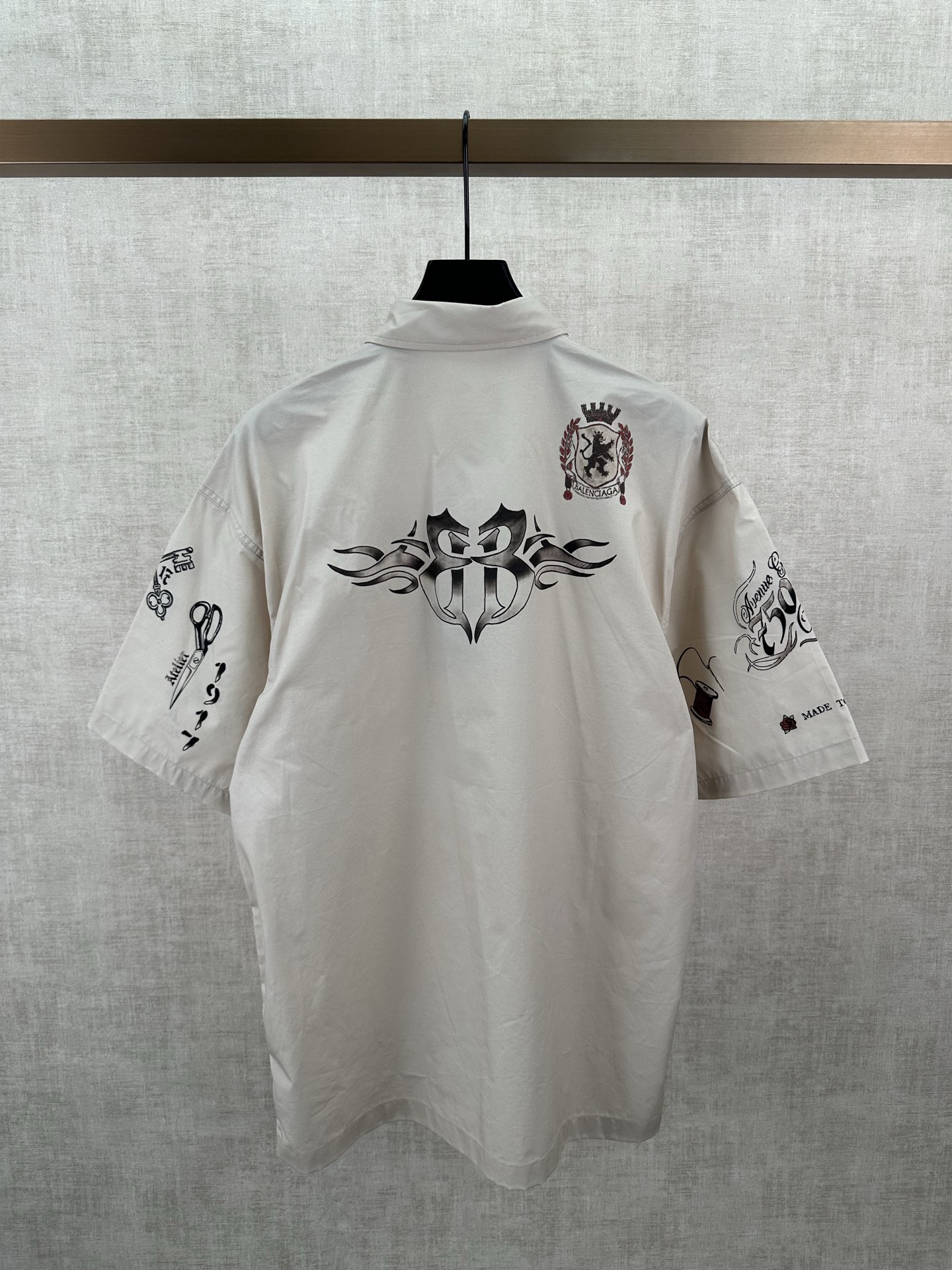 Balenciaga 巴黎 26ss新款Tattoo奶油色廓形衬衫短袖T恤