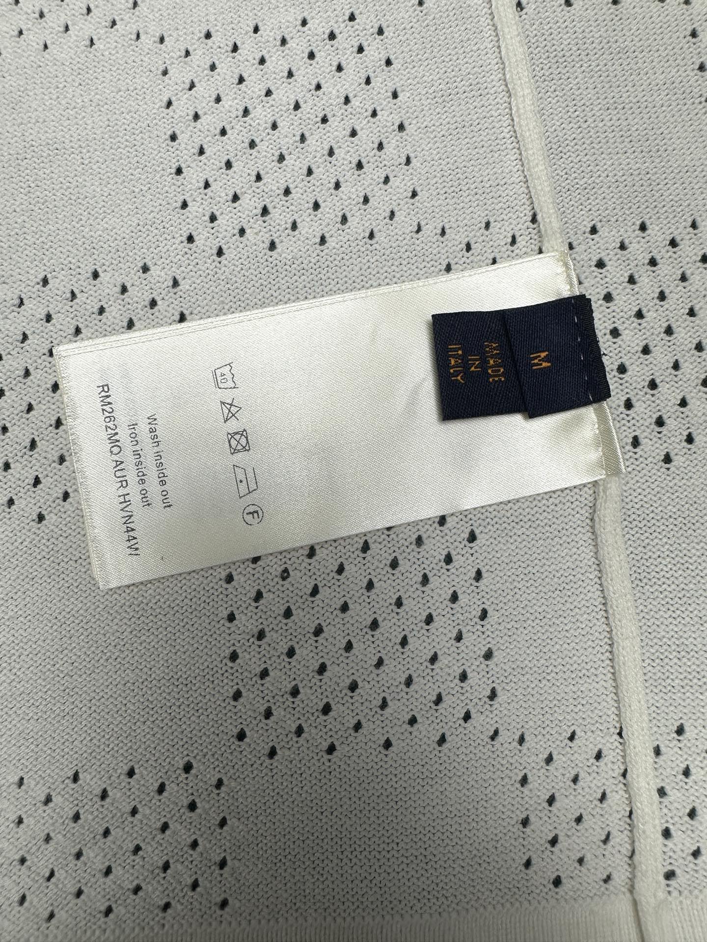 Unknown 本款 T 恤含蓄呈现全幅格子 镂空