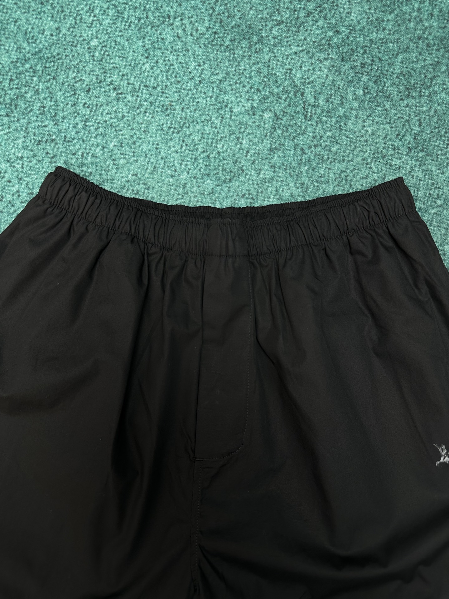 Balenciaga 巴黎 26ss新款Sketchy黑色棉府绸宽松版型短裤 棉府绸中腰 隐形珍珠母贝纽扣门襟