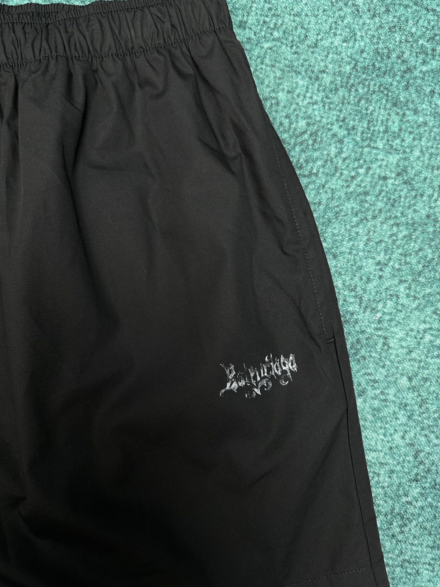 Balenciaga 巴黎 26ss新款Sketchy黑色棉府绸宽松版型短裤 棉府绸中腰 隐形珍珠母贝纽扣门襟