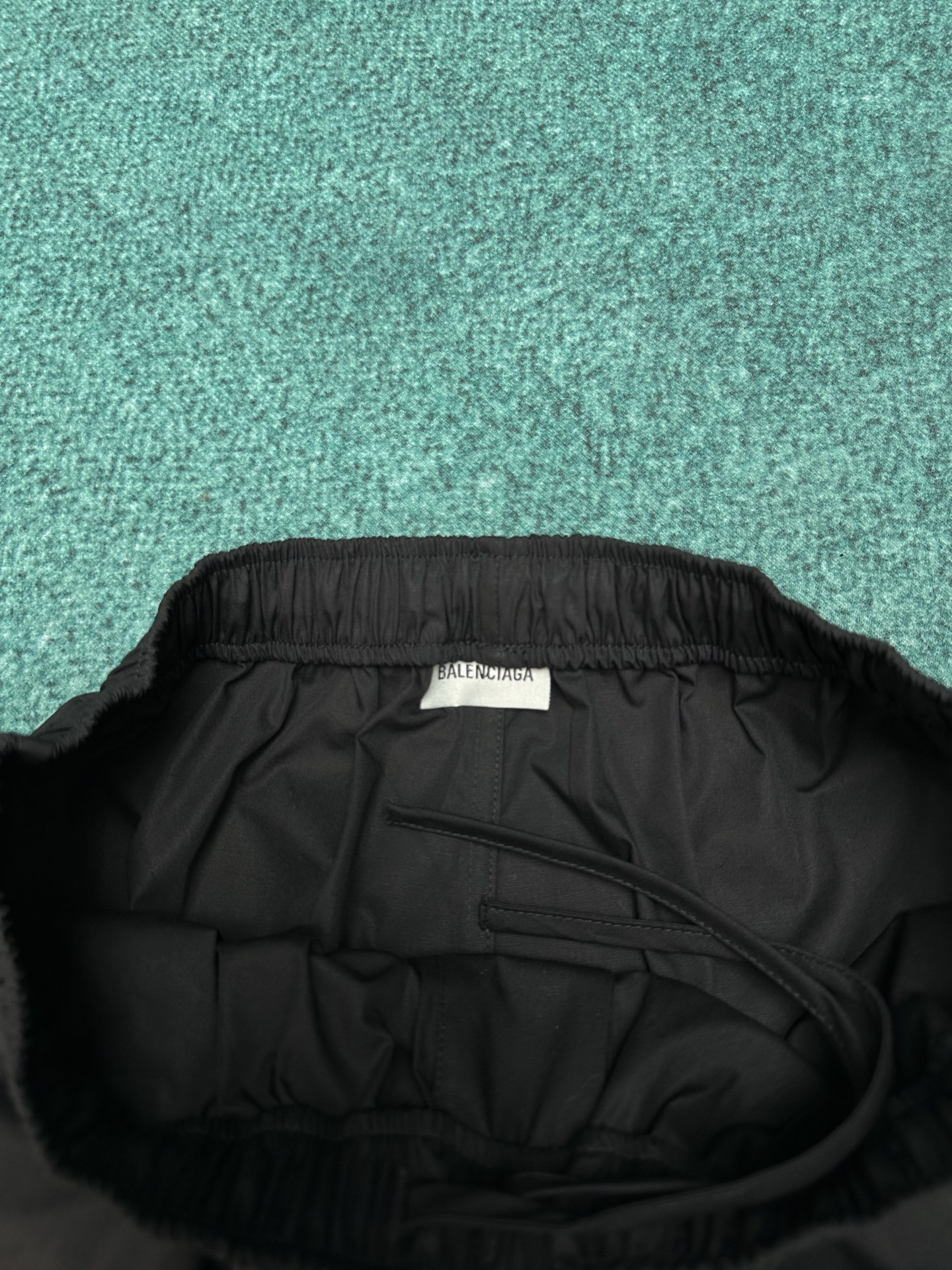 Balenciaga 巴黎 26ss新款Sketchy黑色棉府绸宽松版型短裤 棉府绸中腰 隐形珍珠母贝纽扣门襟