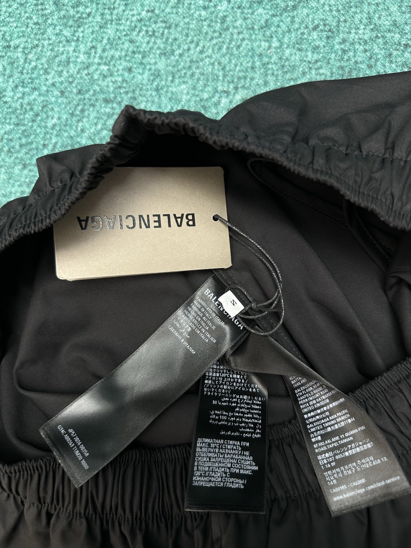Balenciaga 巴黎 26ss新款Sketchy黑色棉府绸宽松版型短裤 棉府绸中腰 隐形珍珠母贝纽扣门襟