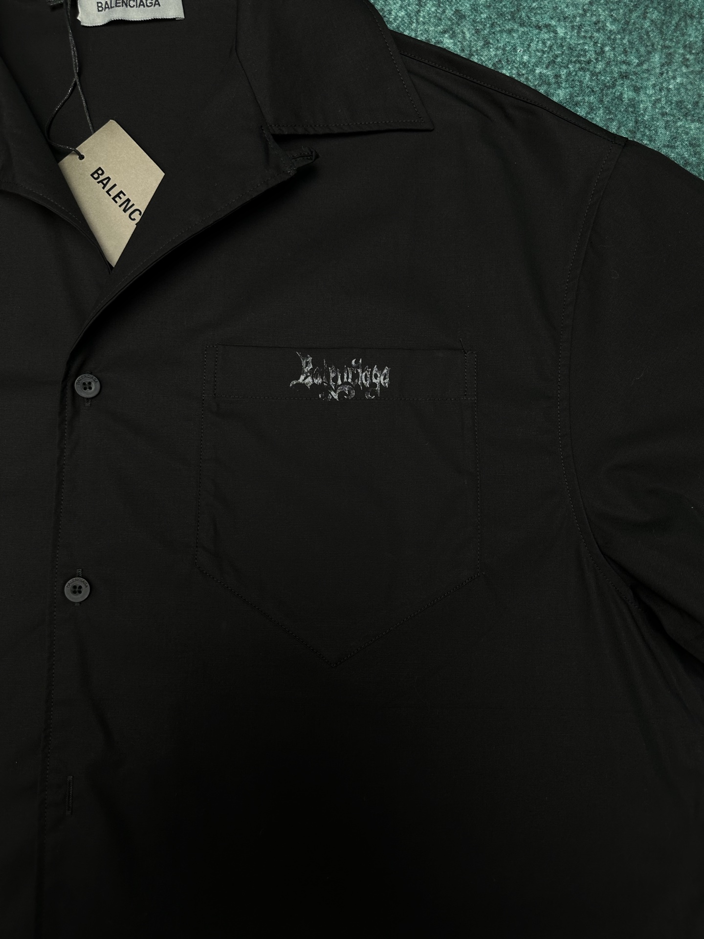 Balenciaga 巴黎 26ss新款Sketchy黑色棉府绸短袖保龄球衫 棉府绸衬衫领 左侧饰以环袢细节