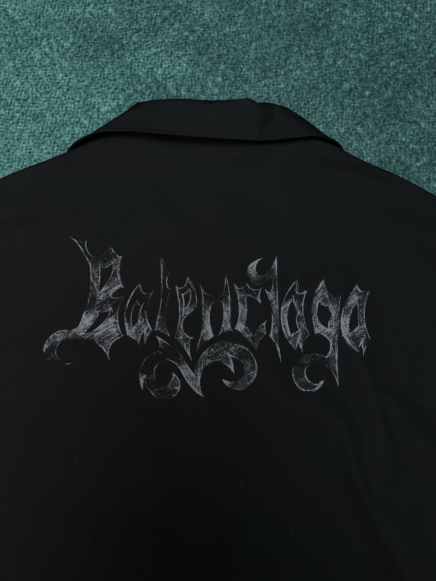 Balenciaga 巴黎 26ss新款Sketchy黑色棉府绸短袖保龄球衫 棉府绸衬衫领 左侧饰以环袢细节