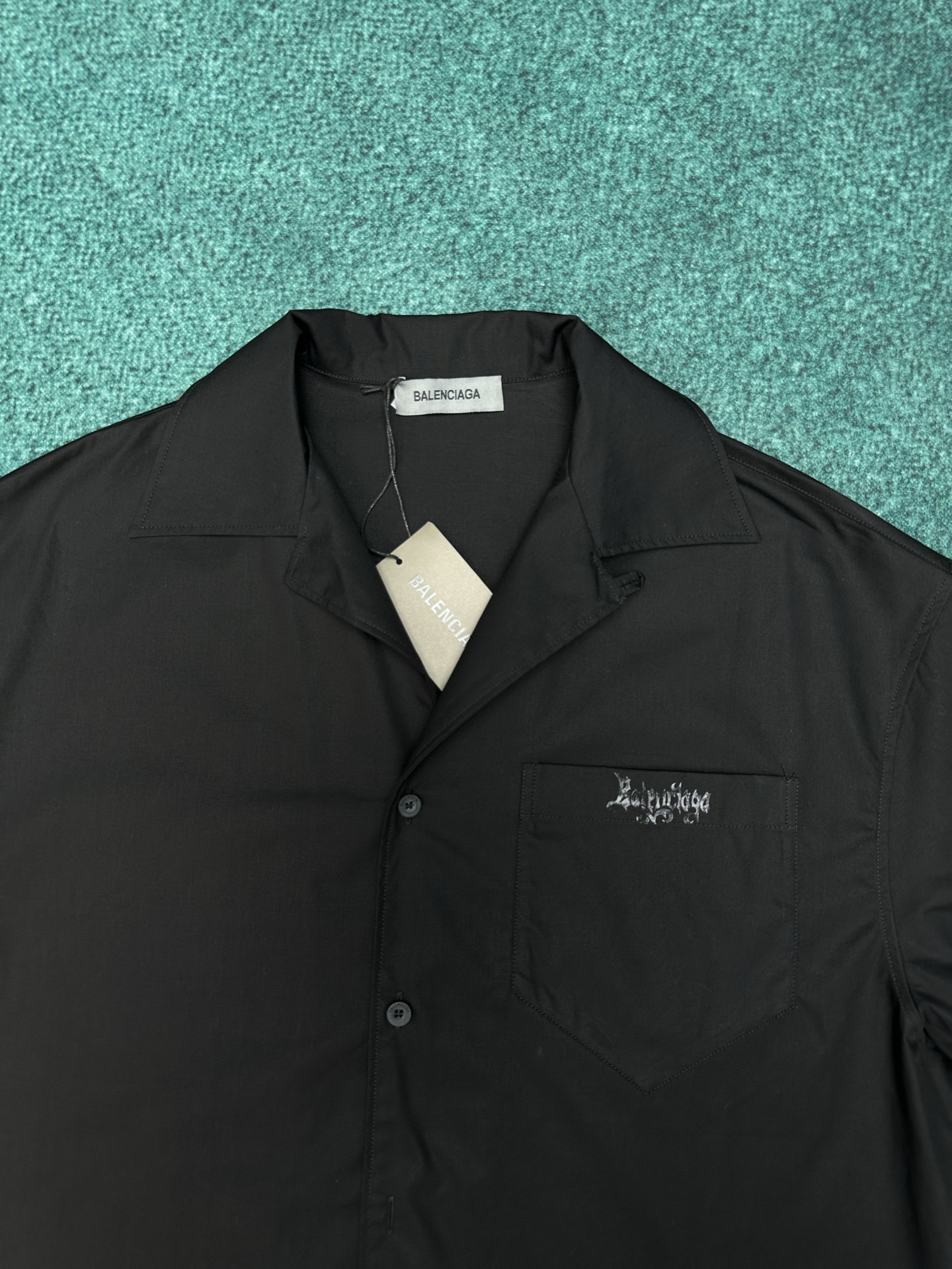 Balenciaga 巴黎 26ss新款Sketchy黑色棉府绸短袖保龄球衫 棉府绸衬衫领 左侧饰以环袢细节