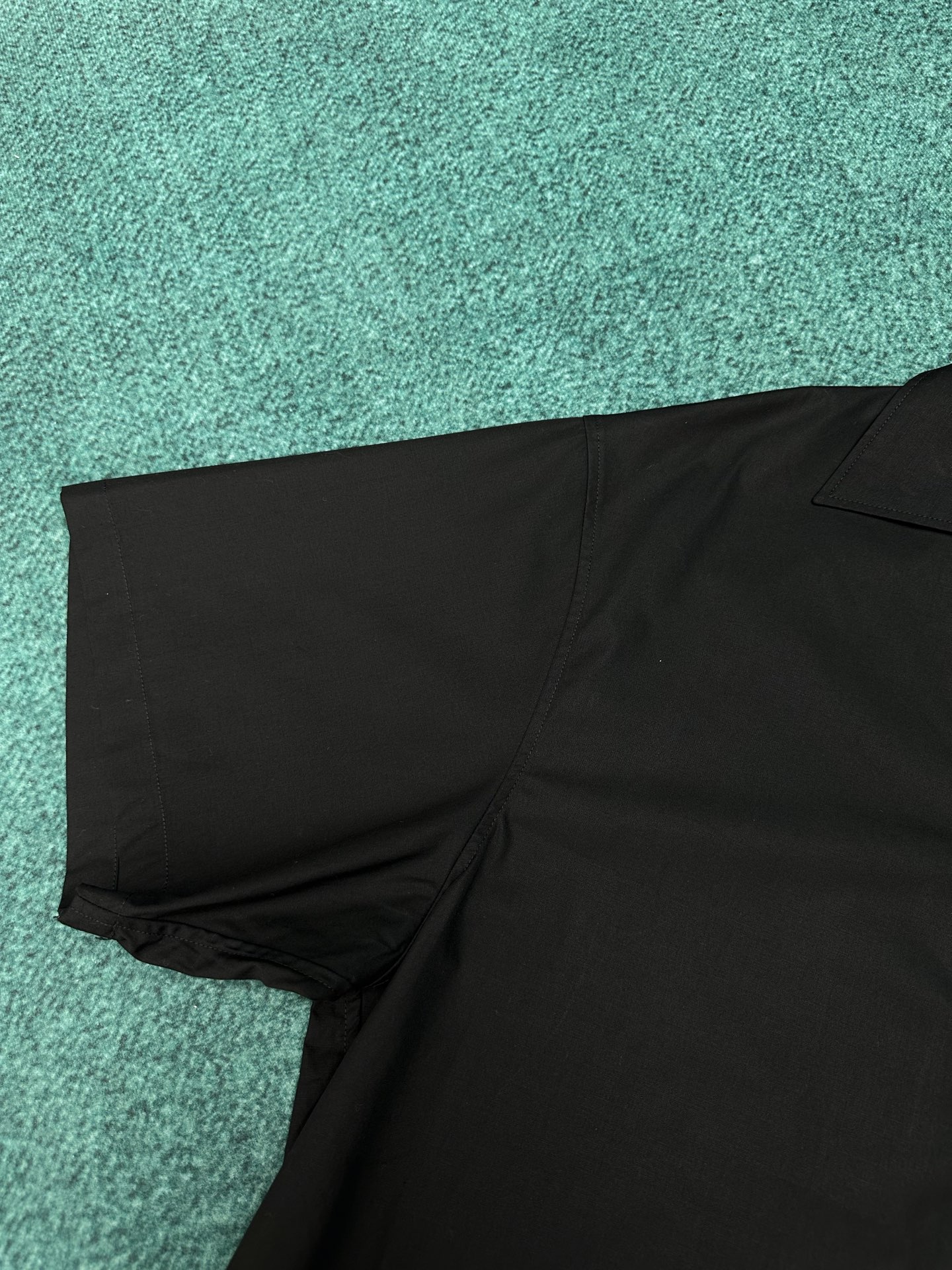 Balenciaga 巴黎 26ss新款Sketchy黑色棉府绸短袖保龄球衫 棉府绸衬衫领 左侧饰以环袢细节