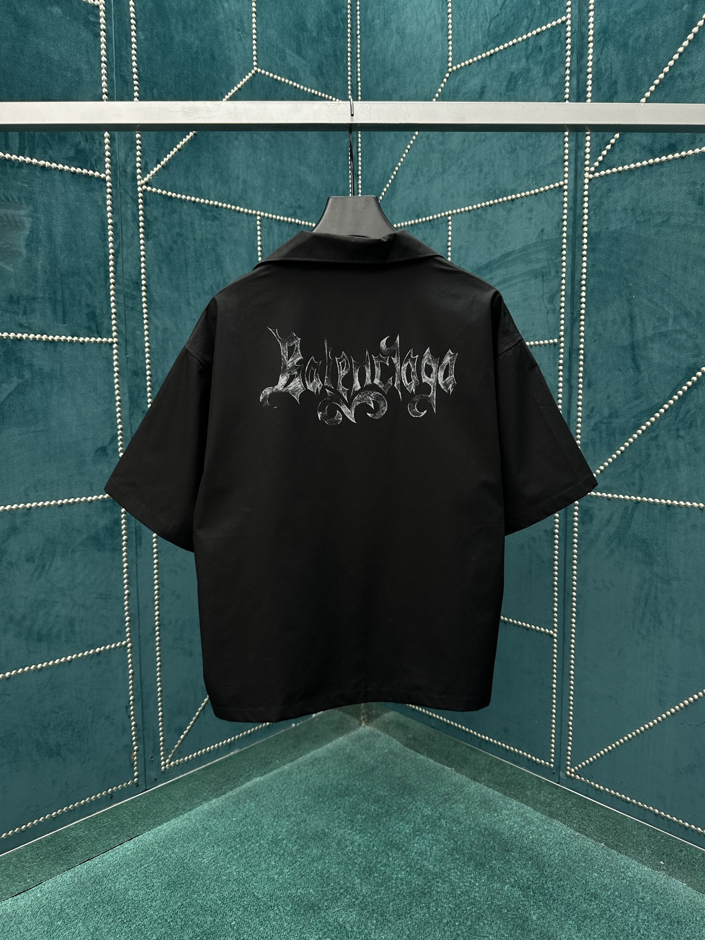 Balenciaga 巴黎 26ss新款Sketchy黑色棉府绸短袖保龄球衫 棉府绸衬衫领 左侧饰以环袢细节