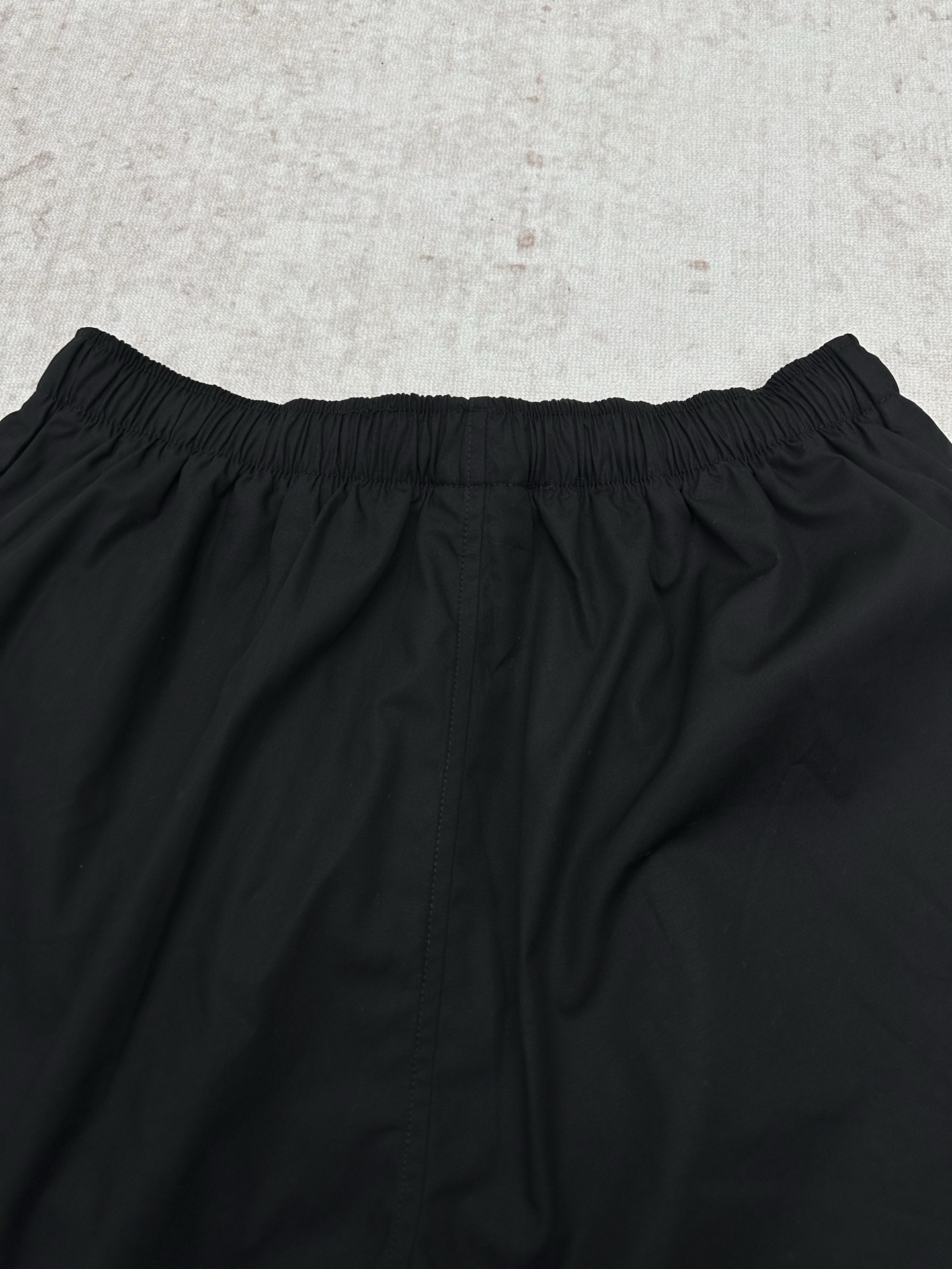 Balenciaga 巴黎 26ss新款Sketchy黑色棉府绸宽松版型短裤 棉府绸中腰 隐形珍珠母贝纽扣门襟