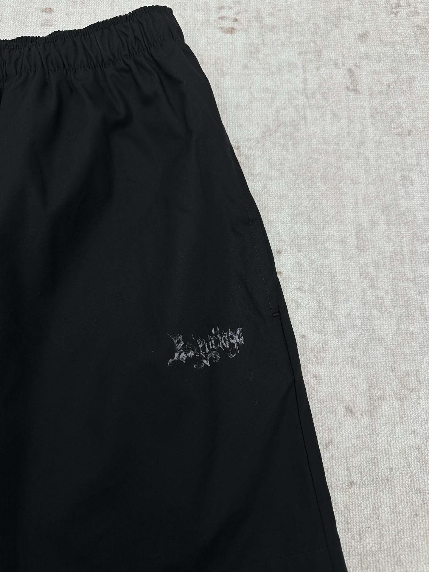 Balenciaga 巴黎 26ss新款Sketchy黑色棉府绸宽松版型短裤 棉府绸中腰 隐形珍珠母贝纽扣门襟