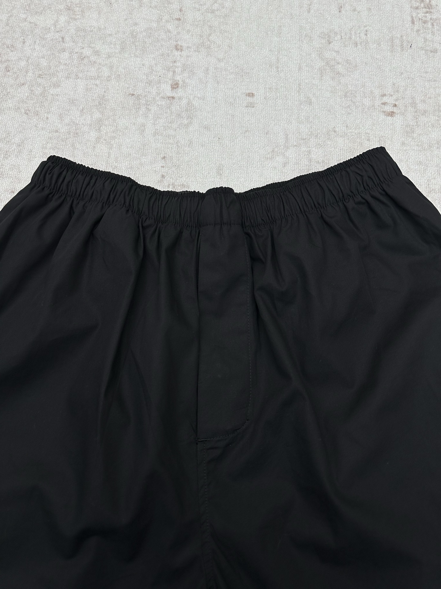 Balenciaga 巴黎 26ss新款Sketchy黑色棉府绸宽松版型短裤 棉府绸中腰 隐形珍珠母贝纽扣门襟