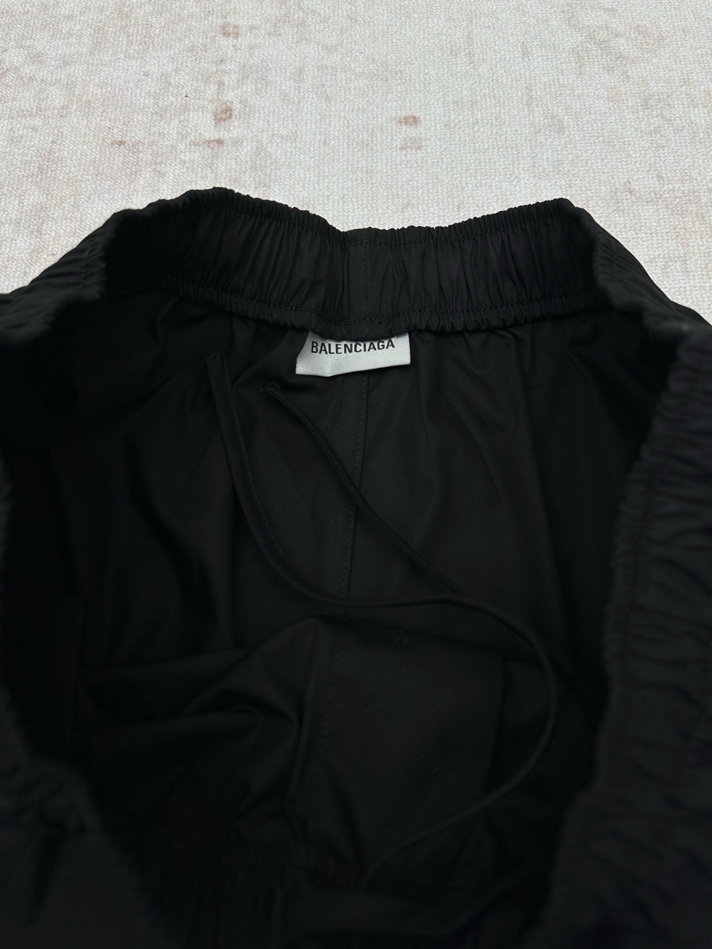 Balenciaga 巴黎 26ss新款Sketchy黑色棉府绸宽松版型短裤 棉府绸中腰 隐形珍珠母贝纽扣门襟