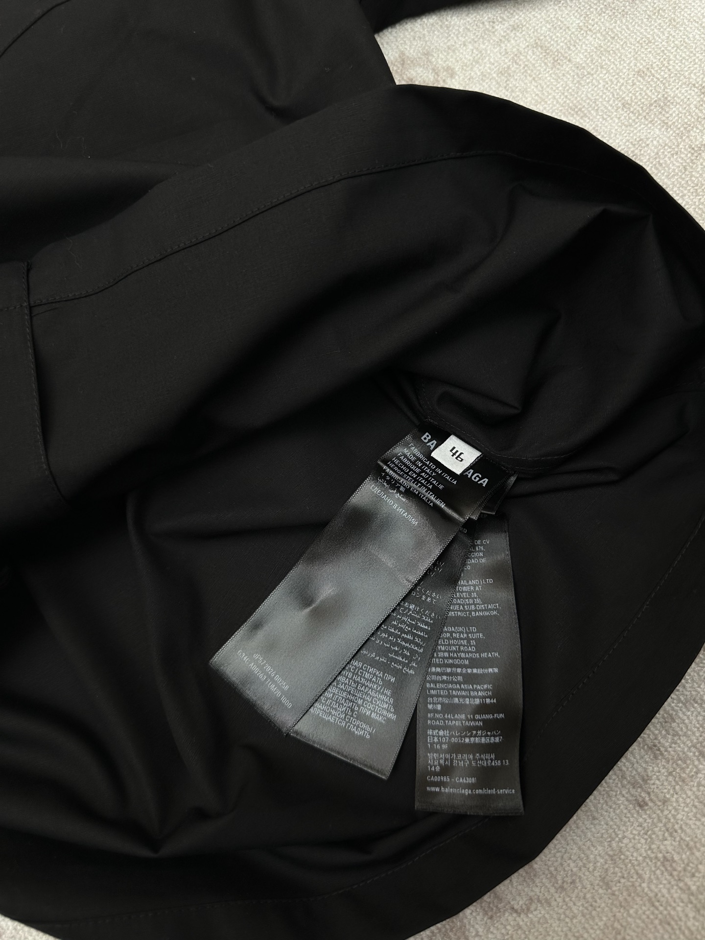 Balenciaga 巴黎 26ss新款Sketchy黑色棉府绸短袖保龄球衫 棉府绸衬衫领 左侧饰以环袢细节
