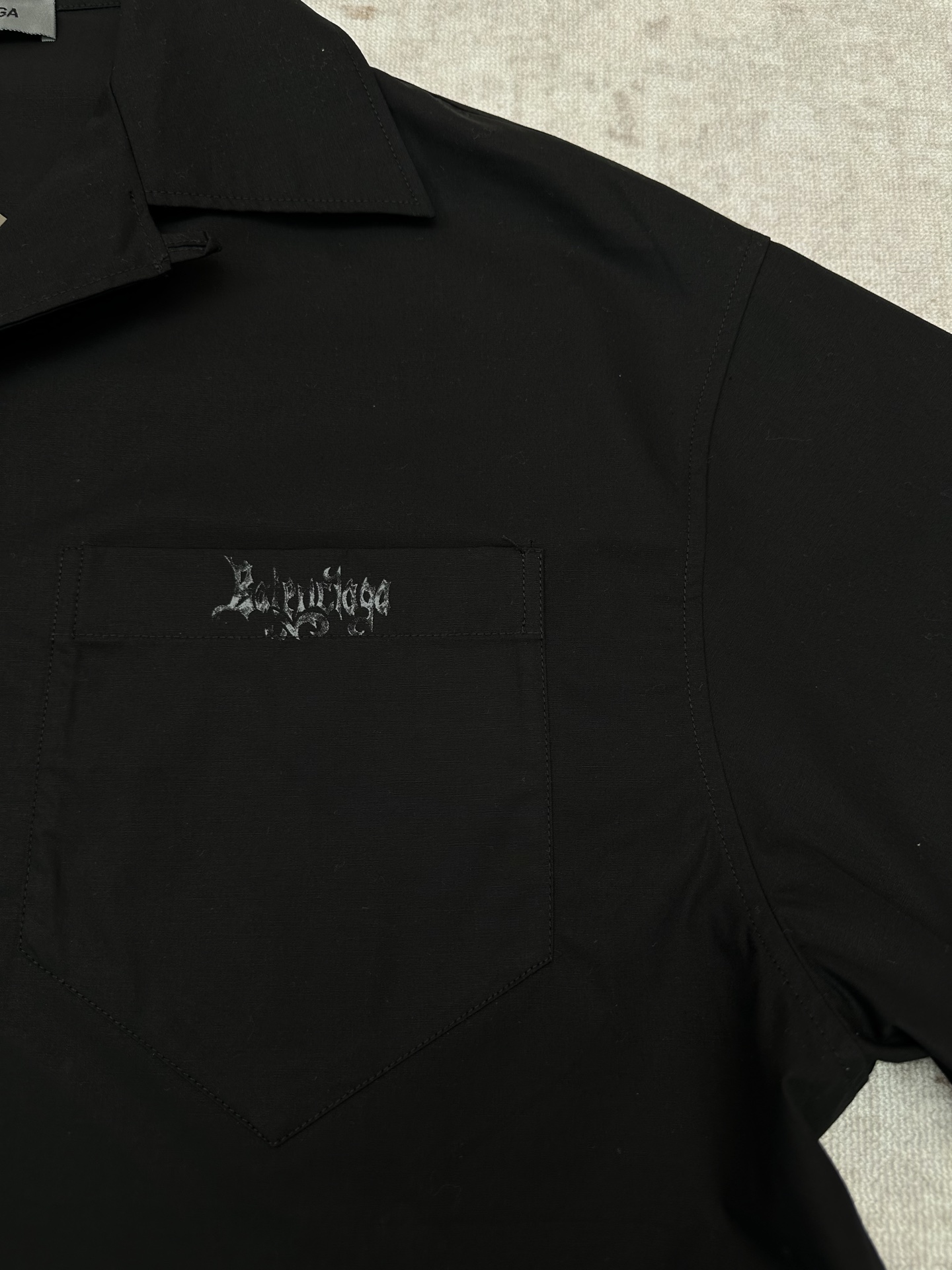 Balenciaga 巴黎 26ss新款Sketchy黑色棉府绸短袖保龄球衫 棉府绸衬衫领 左侧饰以环袢细节