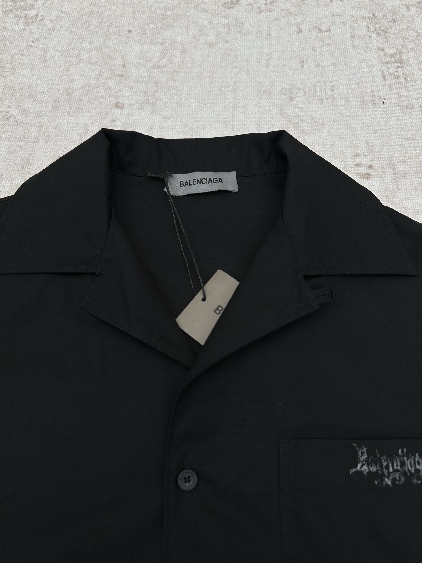 Balenciaga 巴黎 26ss新款Sketchy黑色棉府绸短袖保龄球衫 棉府绸衬衫领 左侧饰以环袢细节