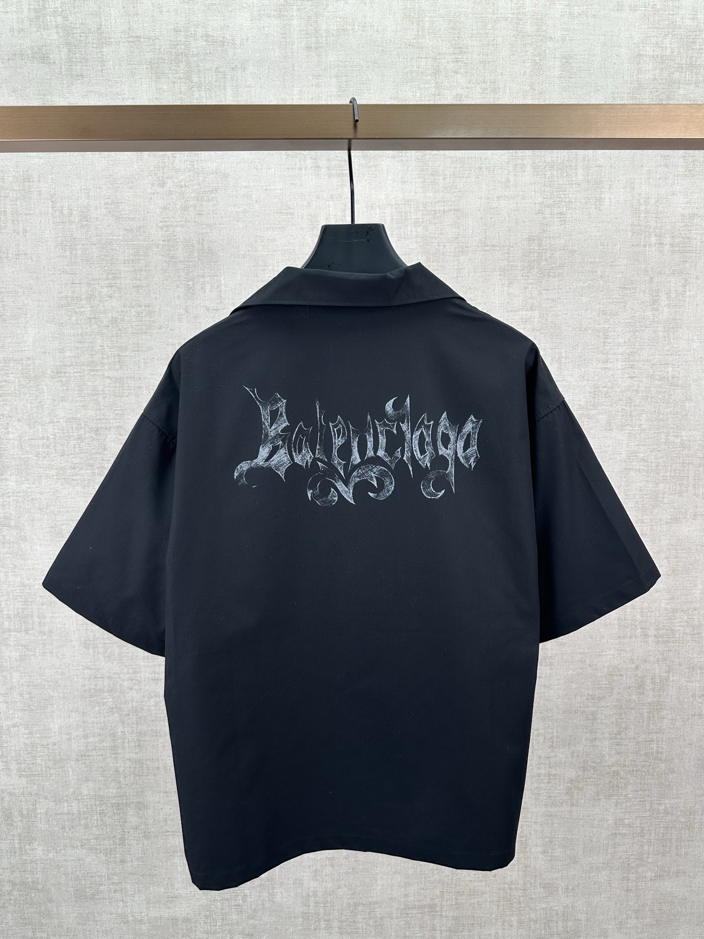 Balenciaga 巴黎 26ss新款Sketchy黑色棉府绸短袖保龄球衫 棉府绸衬衫领 左侧饰以环袢细节