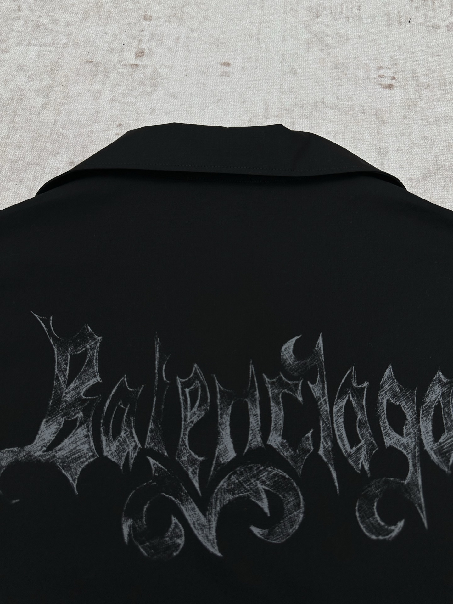 Balenciaga 巴黎 26ss新款Sketchy黑色棉府绸短袖保龄球衫 棉府绸衬衫领 左侧饰以环袢细节
