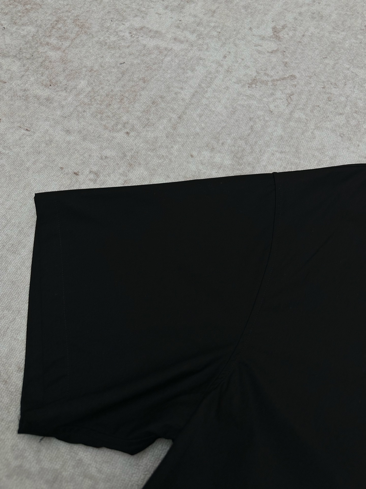 Balenciaga 巴黎 26ss新款Sketchy黑色棉府绸短袖保龄球衫 棉府绸衬衫领 左侧饰以环袢细节