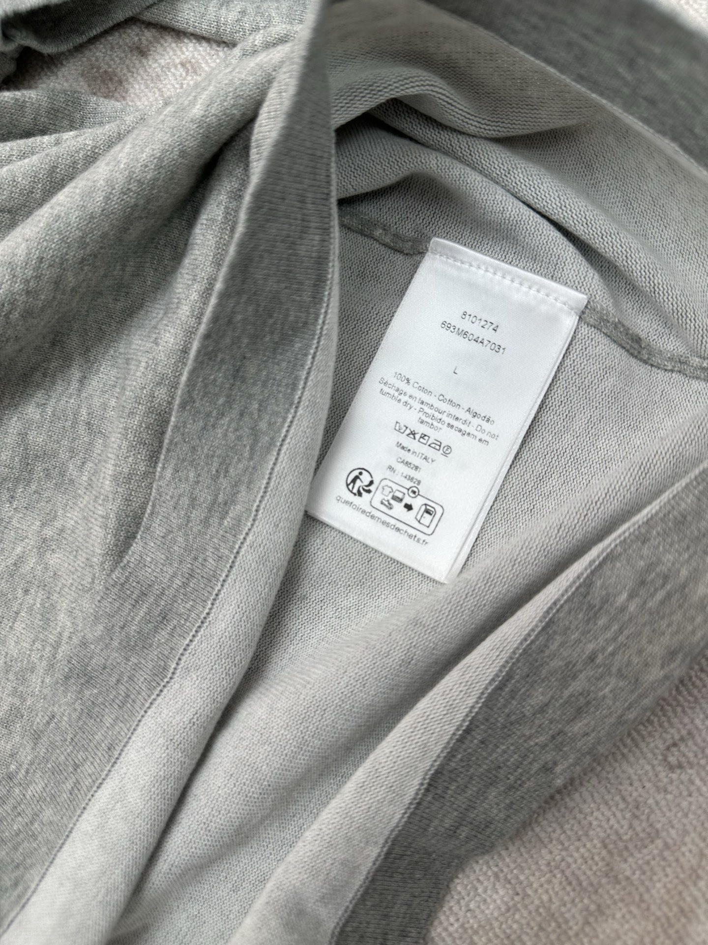 Dior 迪奥 26ss新款 T 恤突显朴素优雅的廓形 采用灰色棉质针织面料精心制作 饰以罗纹圆领