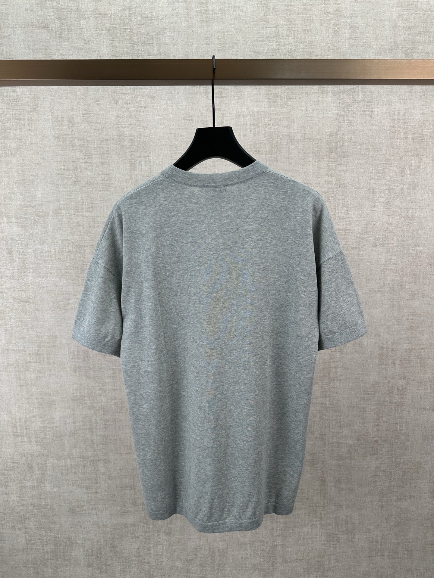 Dior 迪奥 26ss新款 T 恤突显朴素优雅的廓形 采用灰色棉质针织面料精心制作 饰以罗纹圆领