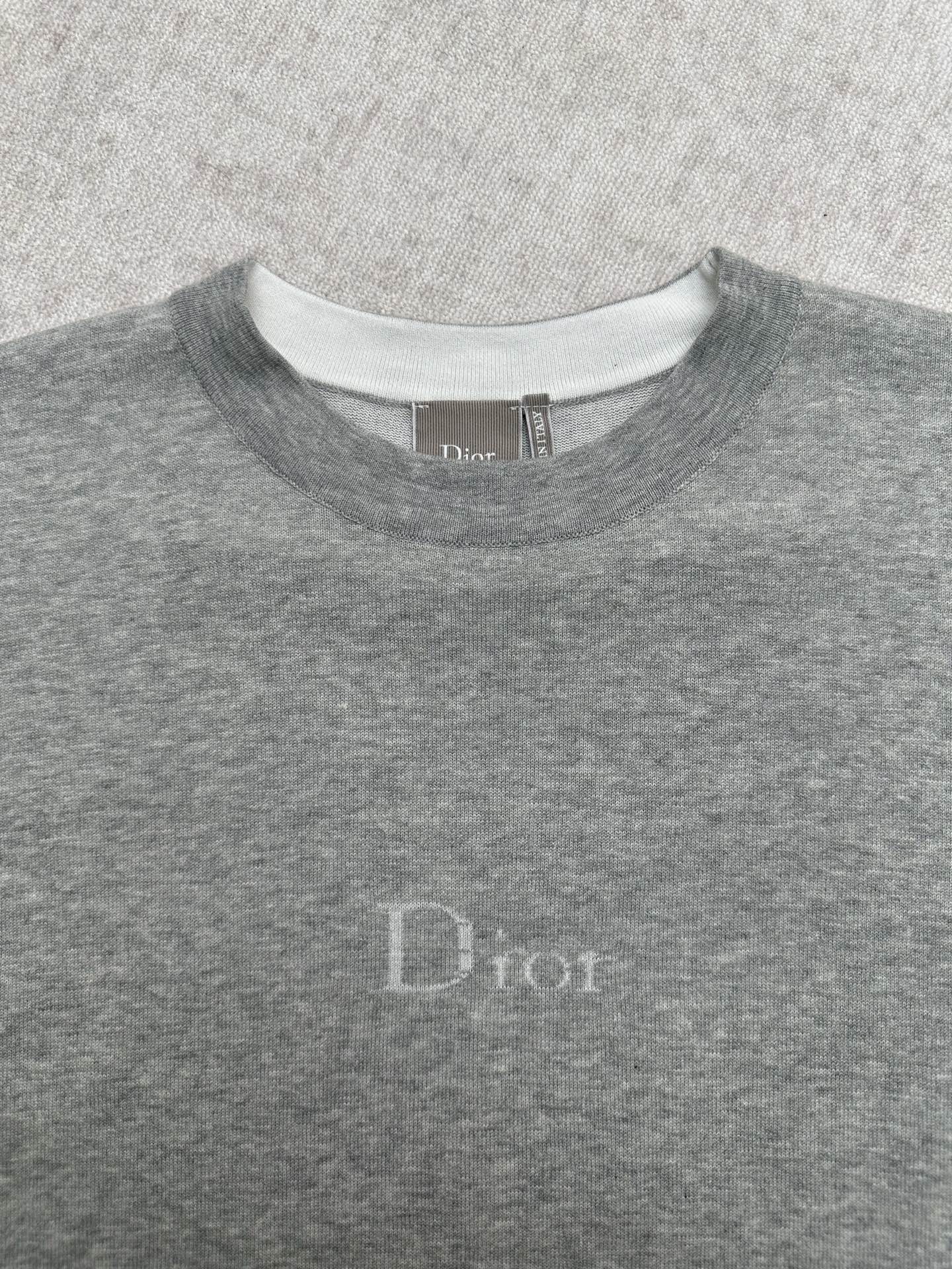 Dior 迪奥 26ss新款 T 恤突显朴素优雅的廓形 采用灰色棉质针织面料精心制作 饰以罗纹圆领