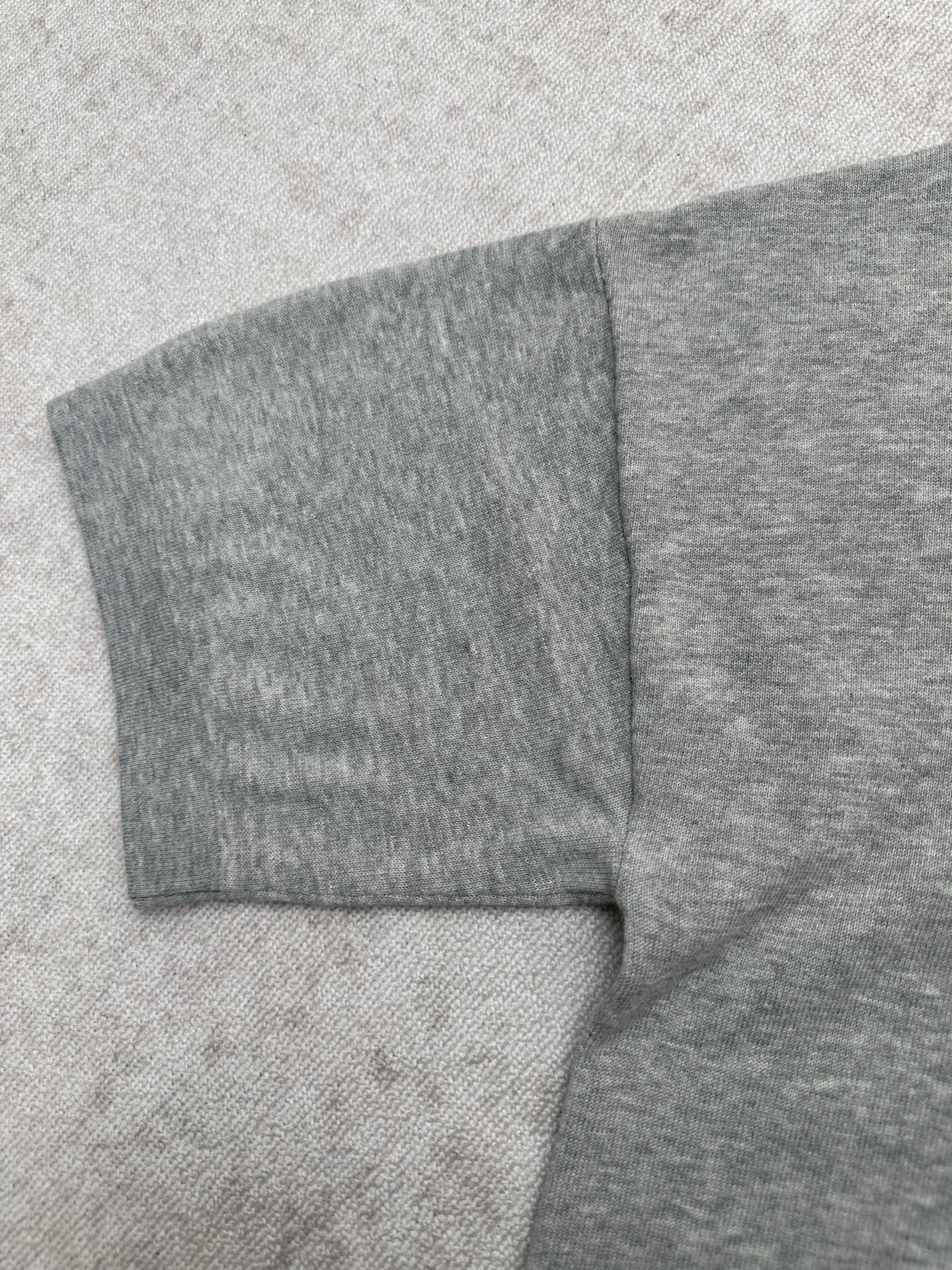Dior 迪奥 26ss新款 T 恤突显朴素优雅的廓形 采用灰色棉质针织面料精心制作 饰以罗纹圆领