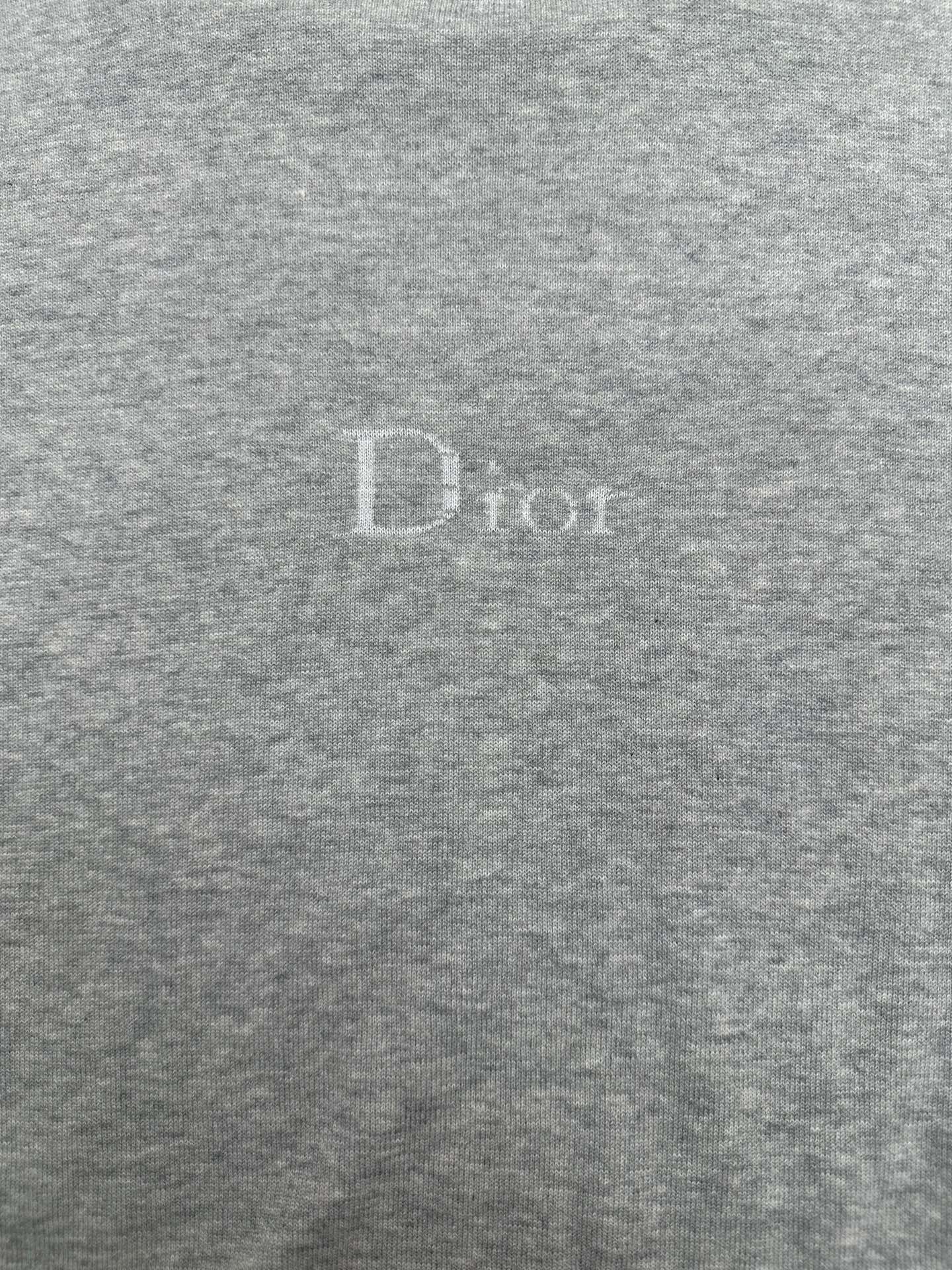 Dior 迪奥 26ss新款 T 恤突显朴素优雅的廓形 采用灰色棉质针织面料精心制作 饰以罗纹圆领