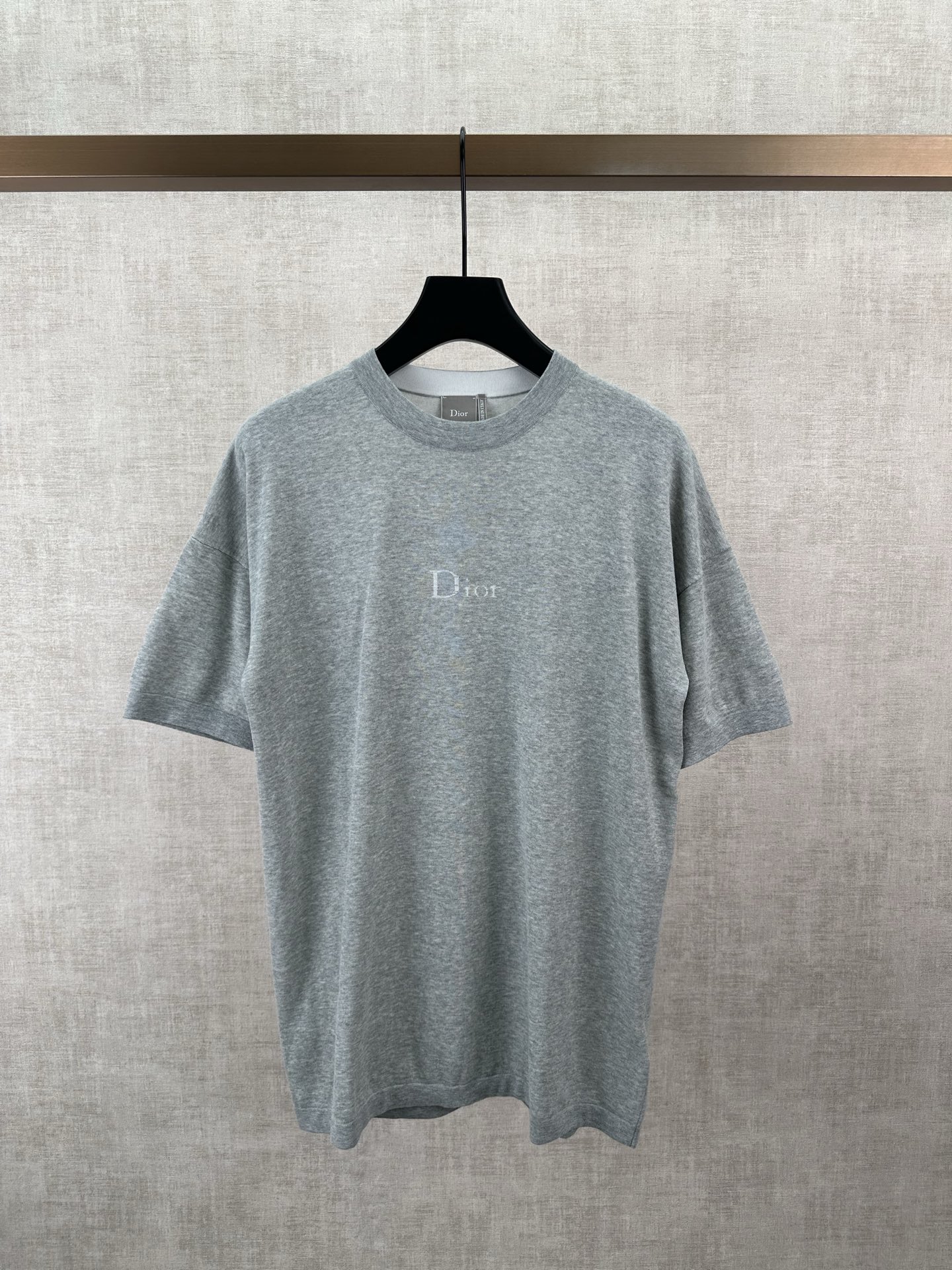 Dior 迪奥 26ss新款 T 恤突显朴素优雅的廓形 采用灰色棉质针织面料精心制作 饰以罗纹圆领