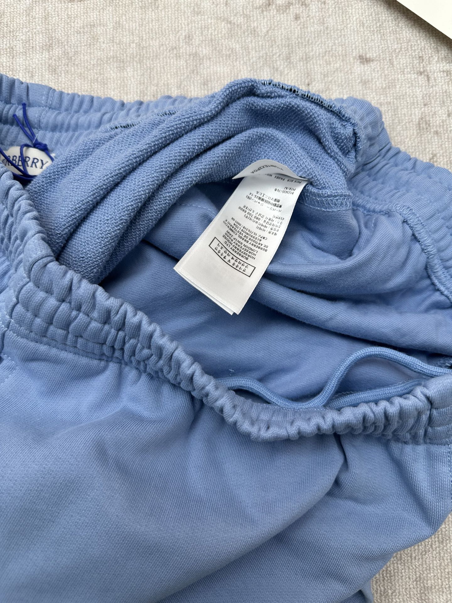 Burberry 巴宝莉 26ss春夏系列新款短裤 选用轻盈翻面绒棉质面料制成 呈现休闲版型 点缀植绒品牌徽标印花