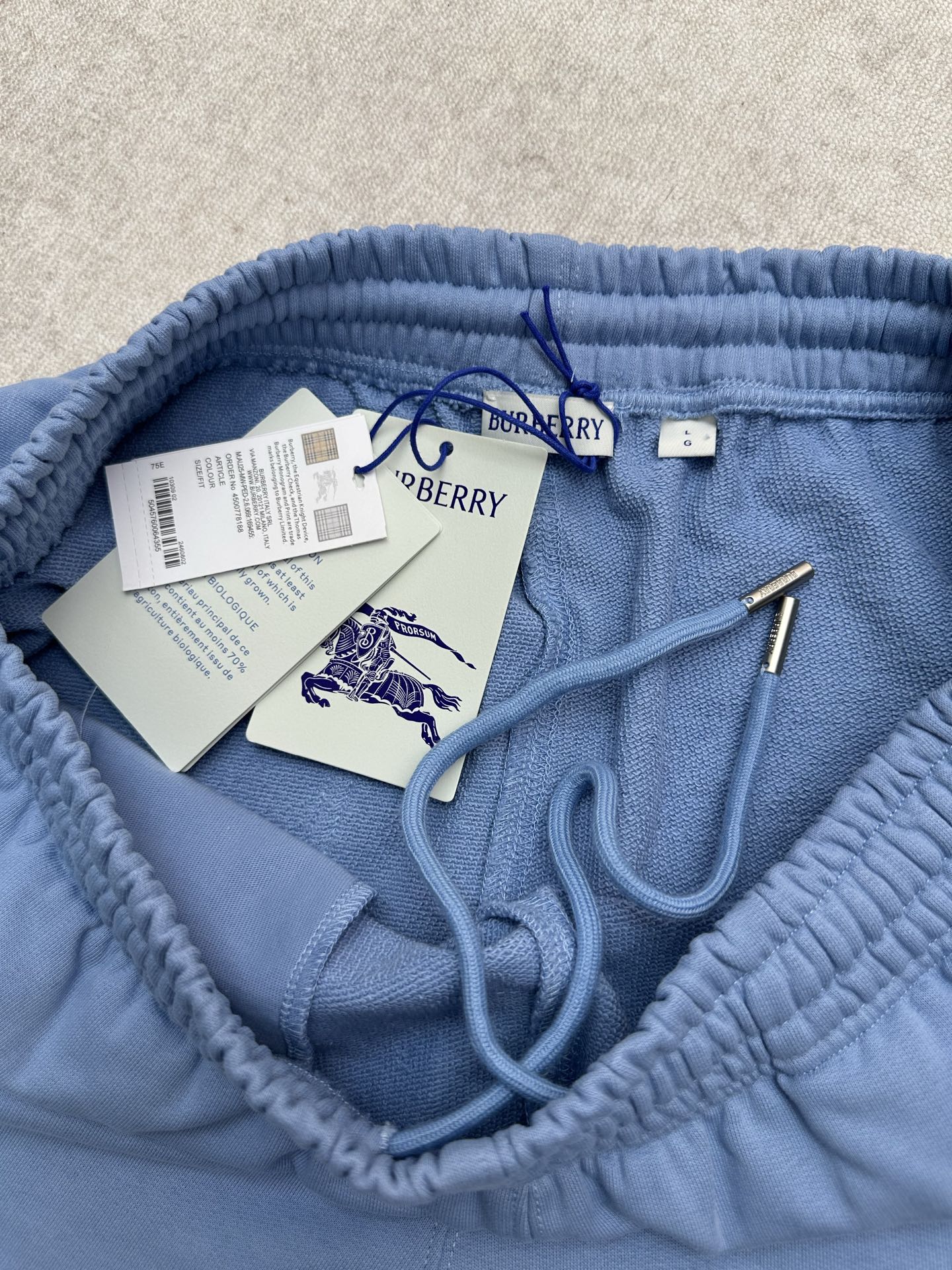 Burberry 巴宝莉 26ss春夏系列新款短裤 选用轻盈翻面绒棉质面料制成 呈现休闲版型 点缀植绒品牌徽标印花
