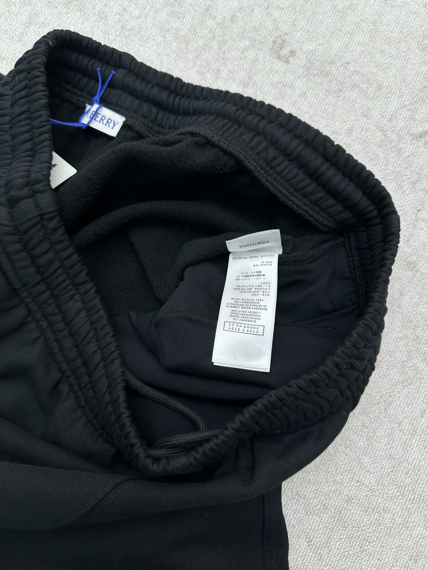 Burberry 巴宝莉 26ss春夏系列新款短裤 选用轻盈翻面绒棉质面料制成 呈现休闲版型 点缀植绒品牌徽标印花