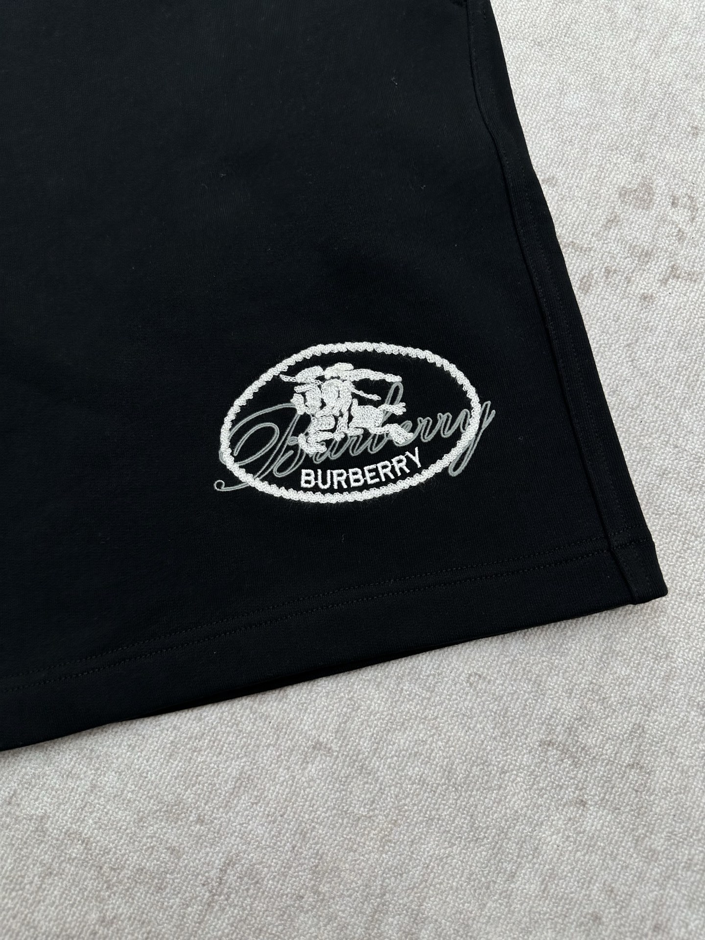 Burberry 巴宝莉 26ss春夏系列新款短裤 选用轻盈翻面绒棉质面料制成 呈现休闲版型 点缀植绒品牌徽标印花