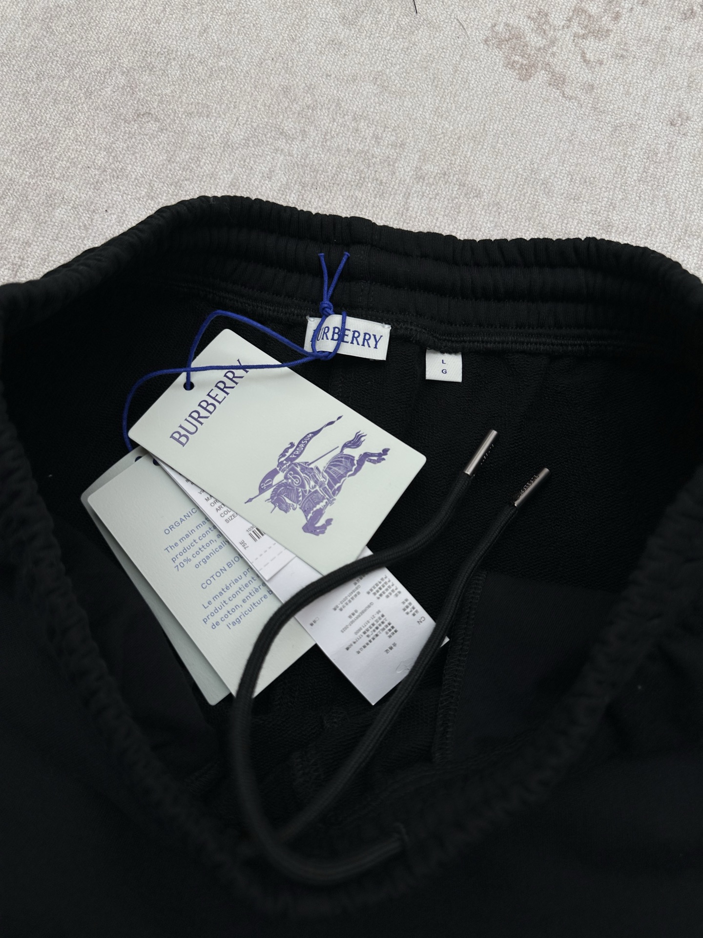 Burberry 巴宝莉 26ss春夏系列新款短裤 选用轻盈翻面绒棉质面料制成 呈现休闲版型 点缀植绒品牌徽标印花