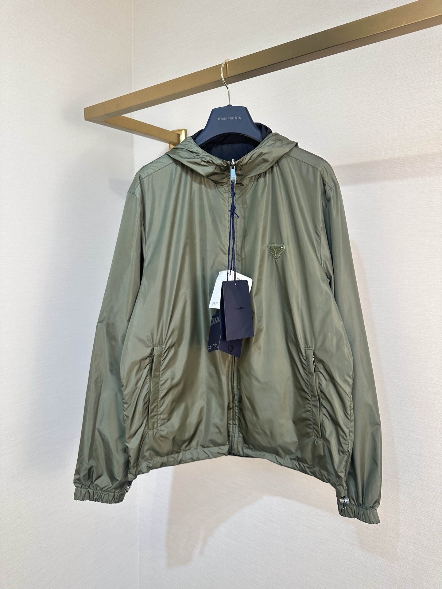 P435 Prada Re-Nylon chaqueta de manga larga con bolsillo suelto de doble cara de color sólido talla de hombre: 48.50.52…