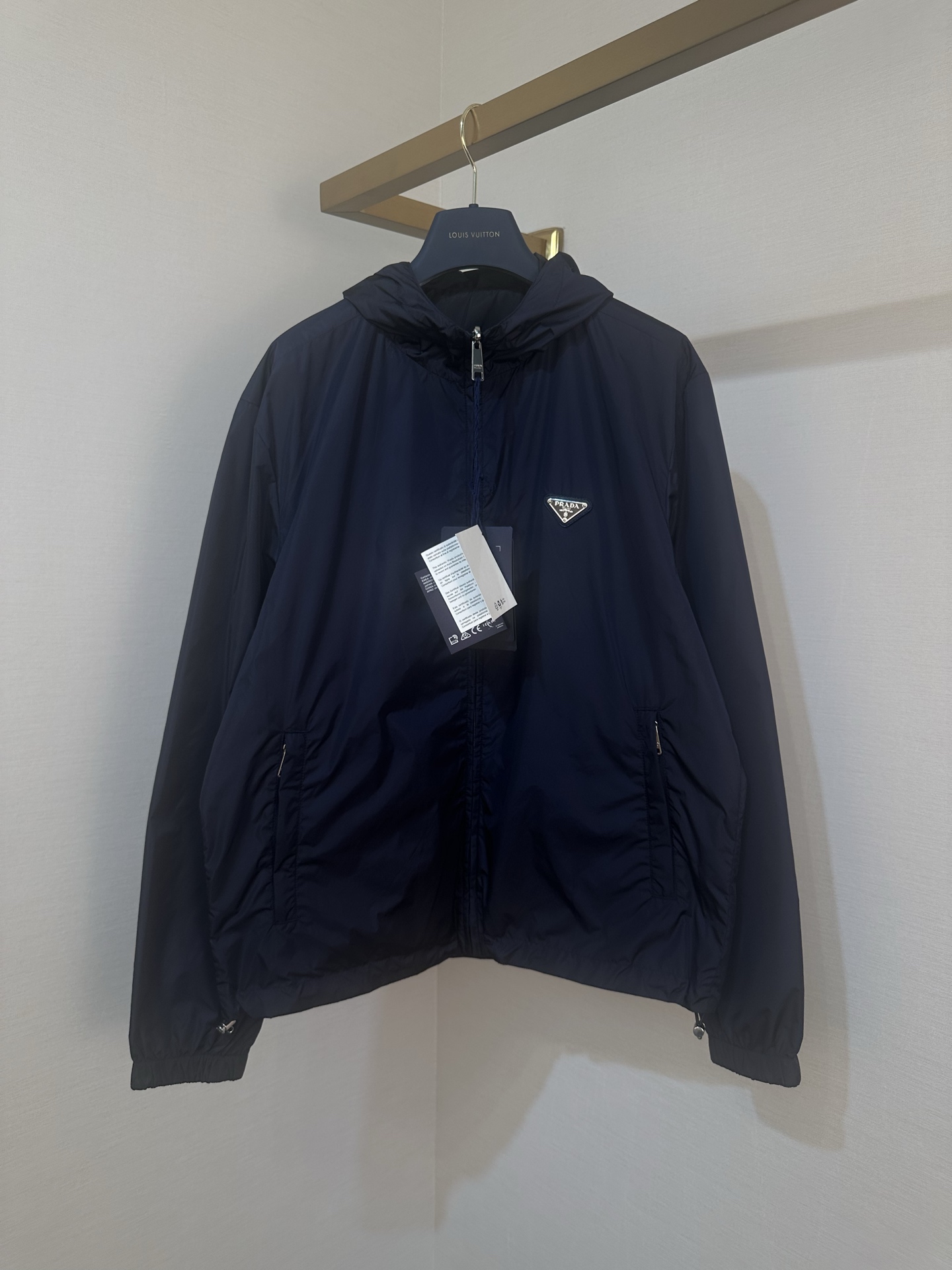 P435 Prada Re-Nylon chaqueta de manga larga con bolsillo suelto de doble cara de color sólido talla de hombre: 48.50.52…