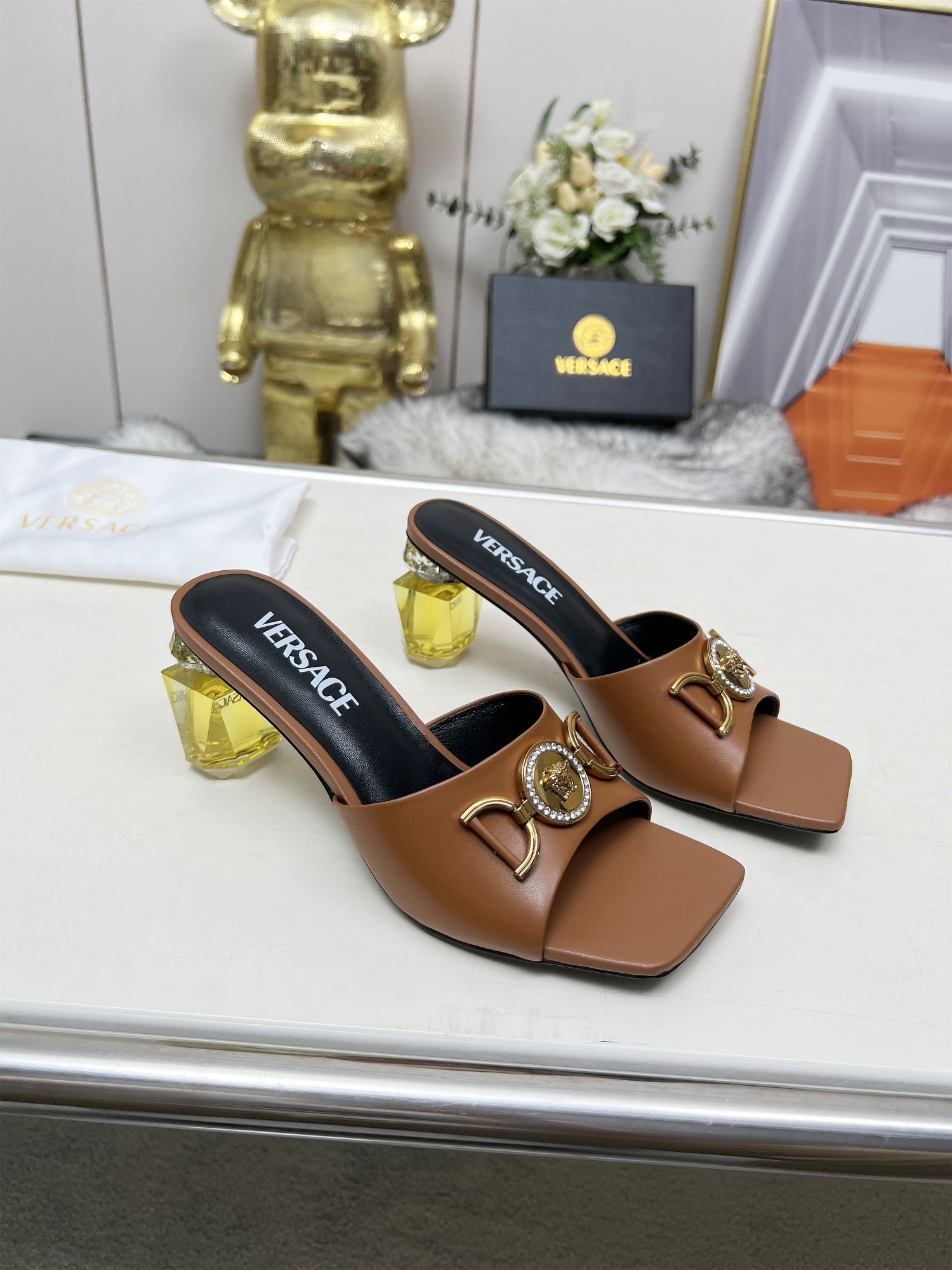 NO:382149,Versace, new counter style, perfume bottle heel series, upper cowhide/paper leather, inner foot pad sheepskin heel height 6cm sole, Italian leather outsole, size 35-44 (customized, non-return and exchange) ⑥ Price rice, high heels, versace, versace, high heels, slippers, cowhide, sheepskin, Leather soles19860909Versace范思哲  专柜新款,香水瓶鞋跟系列 鞋面牛皮/漆皮 内里垫脚羊皮 跟高6cm 鞋底意大利真皮大底 码数35-44码（42/43/44定制不退换） ⑥价格米,高跟鞋拖鞋,versace,versace,high heels,slippers,cowhide,sheepskin,Leather soles,Women's Shoes