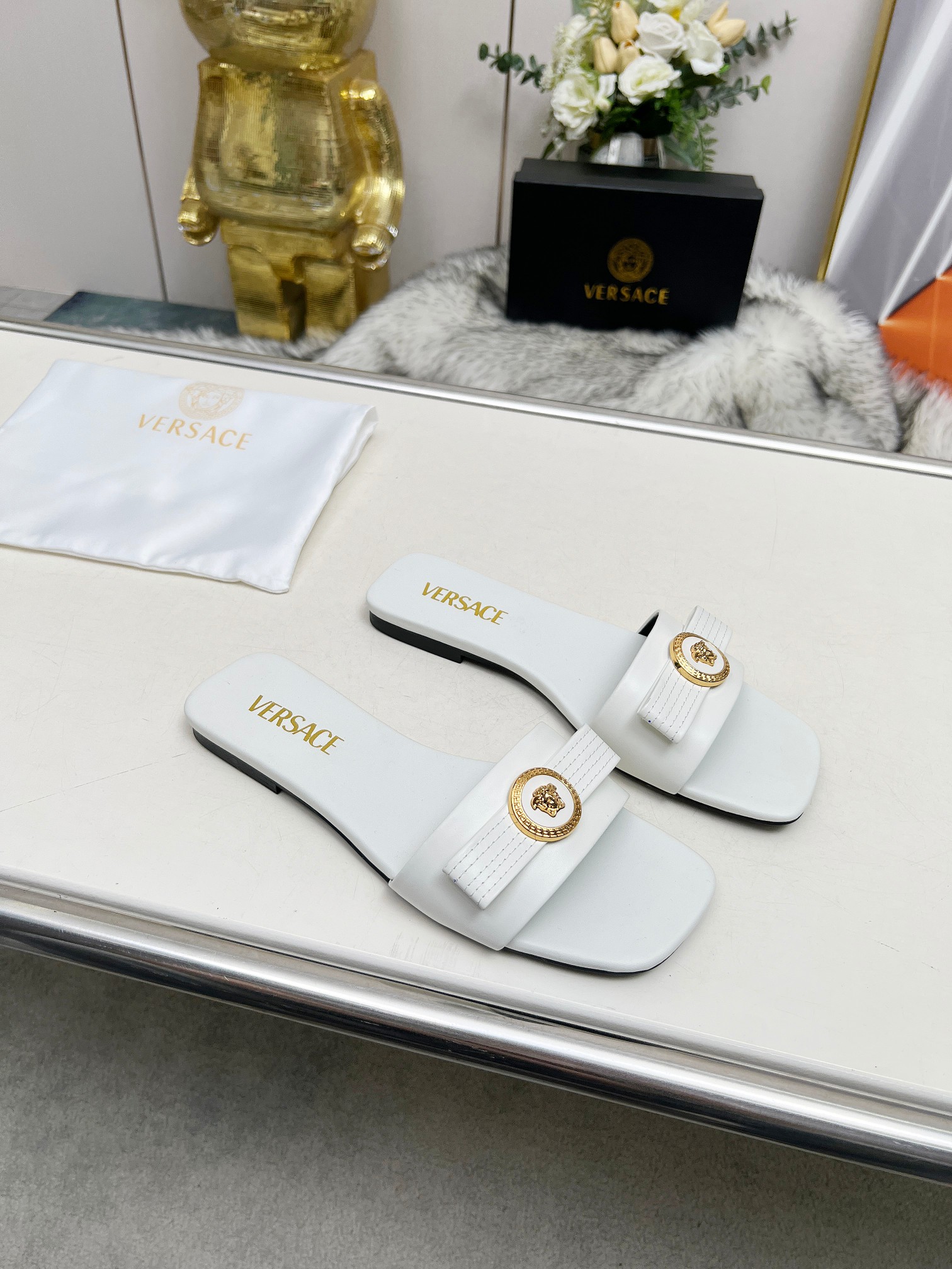 NO:382141,Versace New counter style: flat slipper series upper cowhide/sardine inner sheepskin sole Italian leather outsole size 35-44 (42/43/44 custom made without return) Price genuine leather sole rice, slippers, versace, versace, slippers, cowhide, sheepskin, Leather soles19860909Versace范思哲  专柜新款: 平底拖鞋系列 鞋面牛皮/沙丁布 内里羊皮 鞋底意大利真皮大底 码数35-44码 (42/43/44定制不退换) 价格真皮底米,拖鞋,versace,versace,slippers,cowhide,sheepskin,Leather soles,Women's Shoes