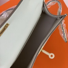 凯莉二代mini 奶昔白金扣 爱马仕Hermes 💤凯莉包kellyHermes经典代表作之一 女士 凯莉二代mini 奶昔白金扣 爱马仕Hermes 💤凯莉包kellyHermes经典代表作之一 女士