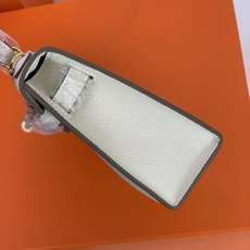 凯莉二代mini 奶昔白金扣 爱马仕Hermes 💤凯莉包kellyHermes经典代表作之一 女士 凯莉二代mini 奶昔白金扣 爱马仕Hermes 💤凯莉包kellyHermes经典代表作之一 女士