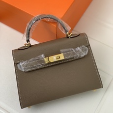凯莉二代mini 卡其色金扣 爱马仕Hermes 💤凯莉包kellyHermes经典代表作之一 女士 凯莉二代mini 卡其色金扣 爱马仕Hermes 💤凯莉包kellyHermes经典代表作之一 女士