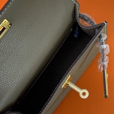 凯莉二代mini 卡其色金扣 爱马仕Hermes 💤凯莉包kellyHermes经典代表作之一 女士 凯莉二代mini 卡其色金扣 爱马仕Hermes 💤凯莉包kellyHermes经典代表作之一 女士