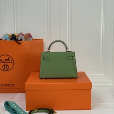 凯莉二代mini 牛油果绿金扣 爱马仕Hermes 💤凯莉包kellyHermes经典代表作之一 女 凯莉二代mini 牛油果绿金扣 爱马仕Hermes 💤凯莉包kellyHermes经典代表作之一 女