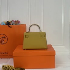 凯莉二代mini 大黄金扣 爱马仕Hermes 💤凯莉包kellyHermes经典代表作之一 女士手 凯莉二代mini 大黄金扣 爱马仕Hermes 💤凯莉包kellyHermes经典代表作之一 女士手