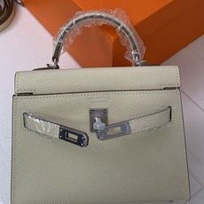 凯莉二代mini 奶昔白银扣 爱马仕Hermes 💤凯莉包kellyHermes经典代表作之一 女士 凯莉二代mini 奶昔白银扣 爱马仕Hermes 💤凯莉包kellyHermes经典代表作之一 女士