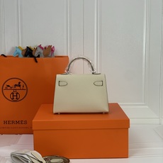 凯莉二代mini 奶昔白银扣 爱马仕Hermes 💤凯莉包kellyHermes经典代表作之一 女士 凯莉二代mini 奶昔白银扣 爱马仕Hermes 💤凯莉包kellyHermes经典代表作之一 女士