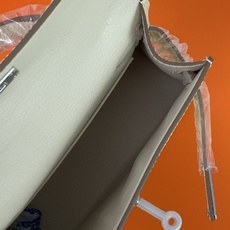 凯莉二代mini 奶昔白银扣 爱马仕Hermes 💤凯莉包kellyHermes经典代表作之一 女士 凯莉二代mini 奶昔白银扣 爱马仕Hermes 💤凯莉包kellyHermes经典代表作之一 女士