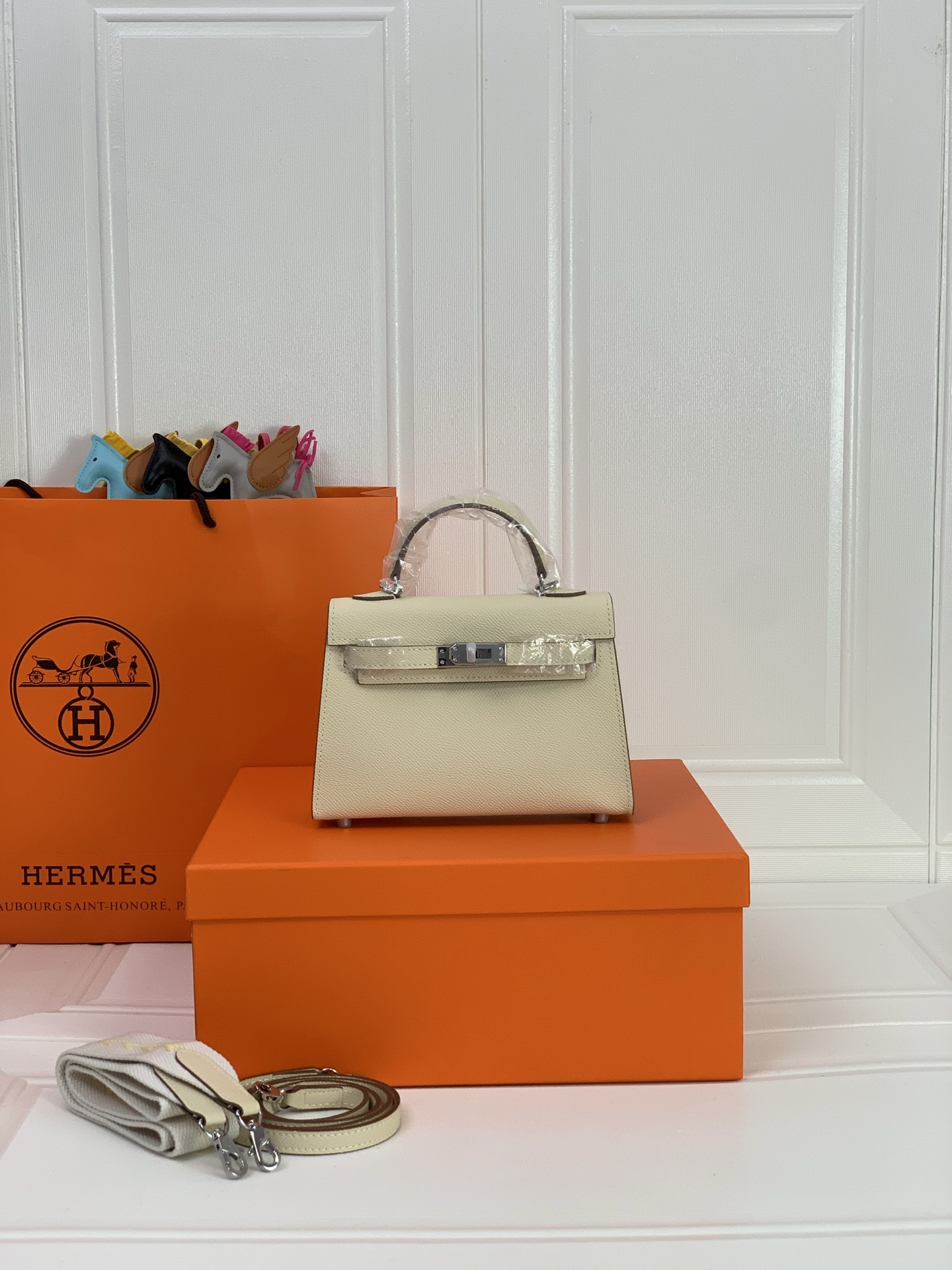 凯莉二代mini  奶昔白银扣 爱马仕Hermes 💤凯莉包kellyHermes经典代表作之一  女士