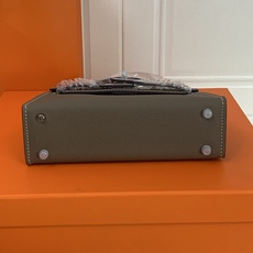 凯莉二代mini 卡其色银扣 爱马仕Hermes 💤凯莉包kellyHermes经典代表作之一 女士 凯莉二代mini 卡其色银扣 爱马仕Hermes 💤凯莉包kellyHermes经典代表作之一 女士
