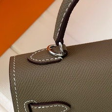 凯莉二代mini 卡其色银扣 爱马仕Hermes 💤凯莉包kellyHermes经典代表作之一 女士 凯莉二代mini 卡其色银扣 爱马仕Hermes 💤凯莉包kellyHermes经典代表作之一 女士