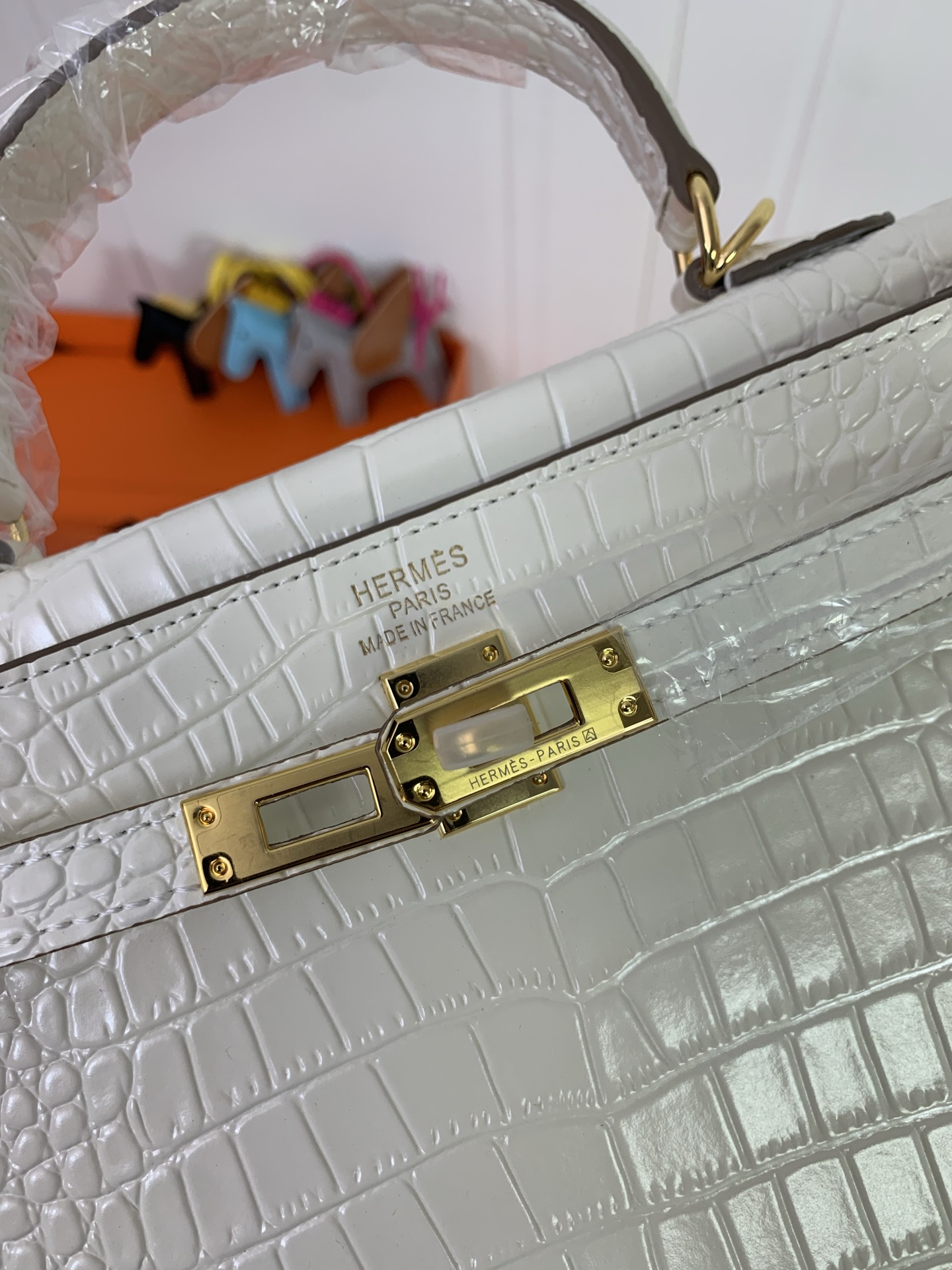 白色金扣爱马仕凯莉鳄鱼纹定制牛皮压纹 专柜热门款谁能拒绝这么好看的包包，没有最美，只有更美 经典百搭款 