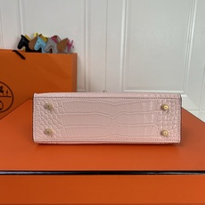 粉色金扣爱马仕凯莉鳄鱼纹定制牛皮压纹 专柜热门款谁能拒绝这么好看的包包,没有最美,只有更美 经典百搭款 粉色金扣爱马仕凯莉鳄鱼纹定制牛皮压纹 专柜热门款谁能拒绝这么好看的包包,没有最美,只有更美 经典百搭款